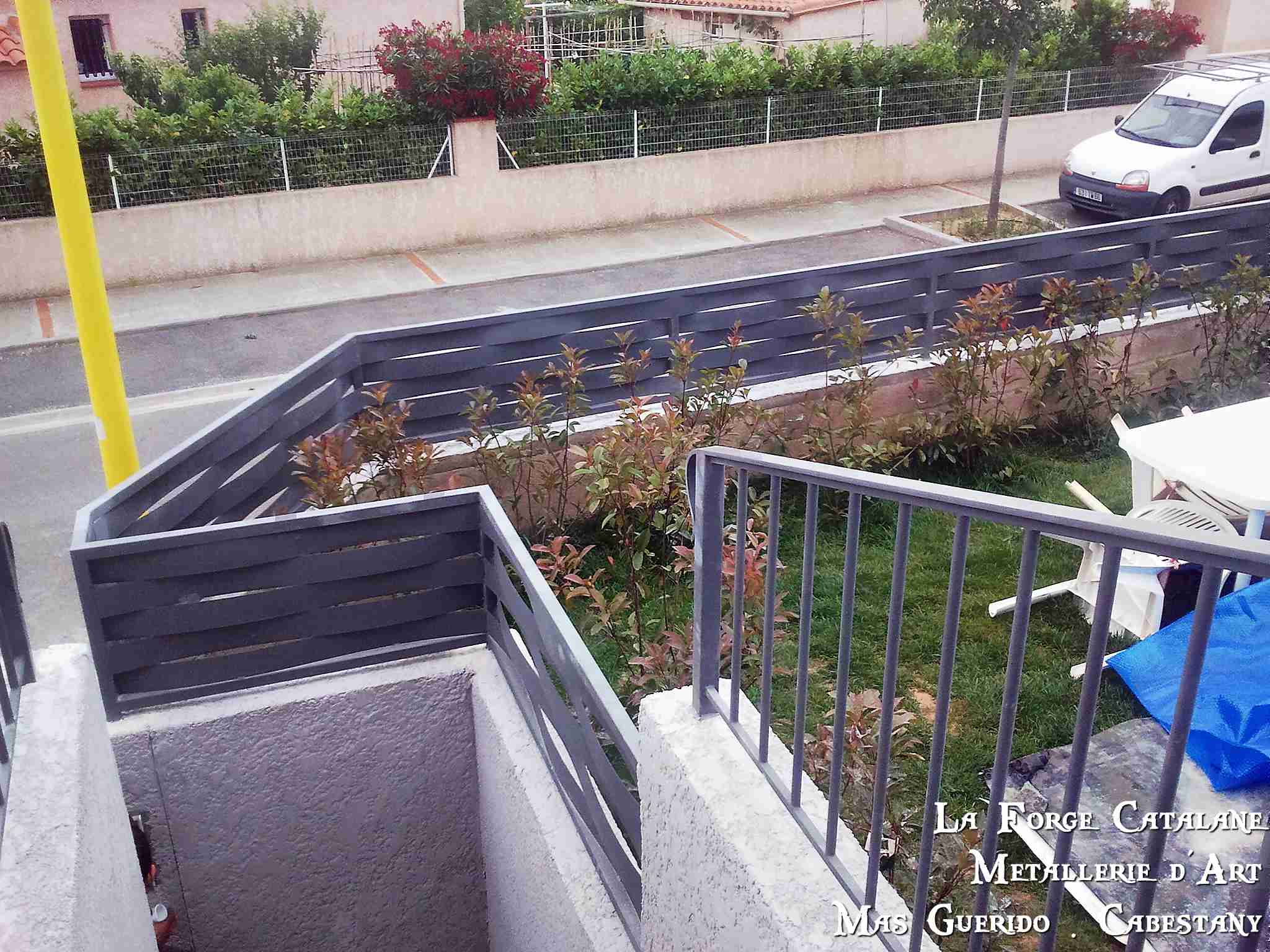 rehausse cloture panneaux lames tole effet vannerie forge catalane.jpg